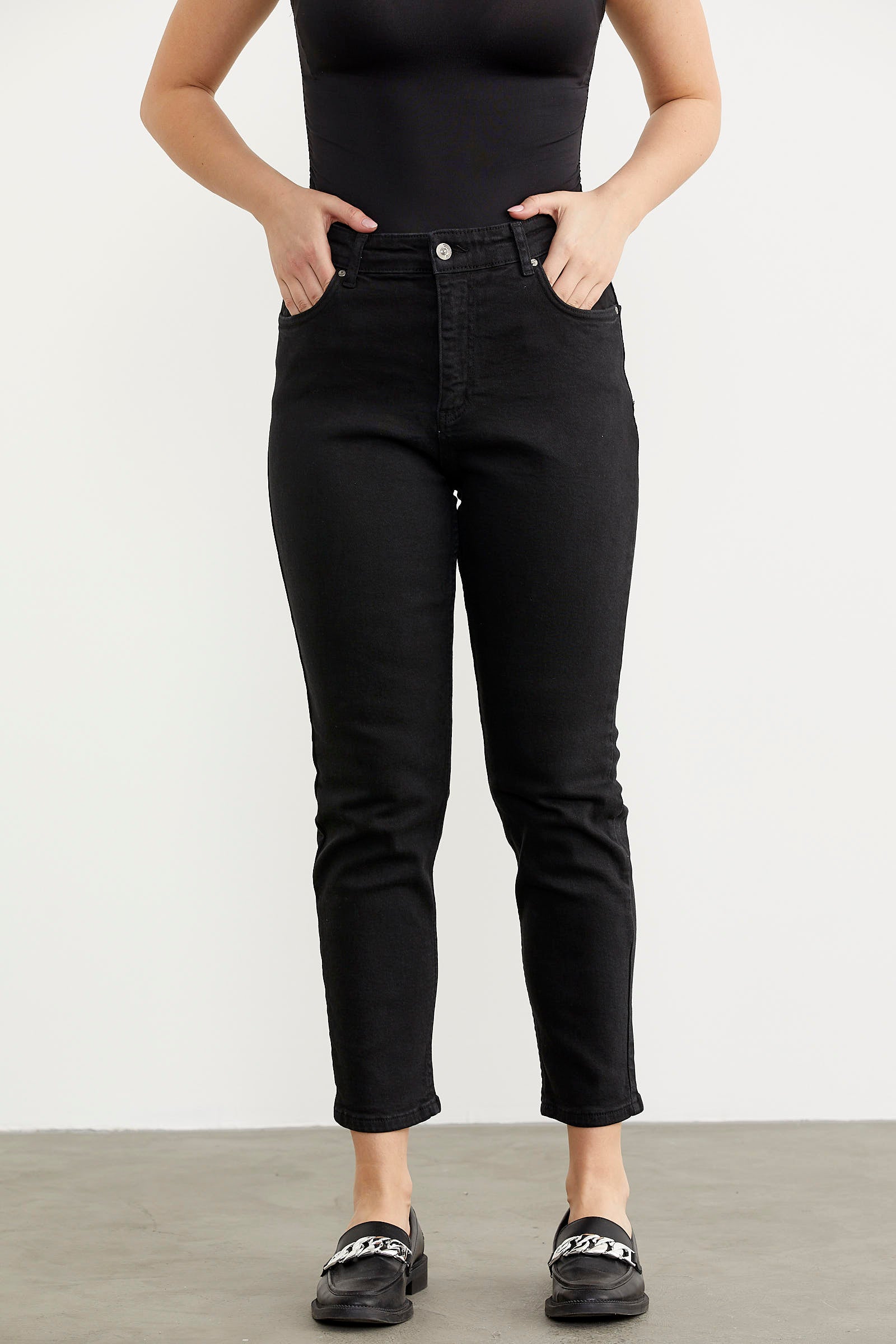 Slim fit mom jeans black store